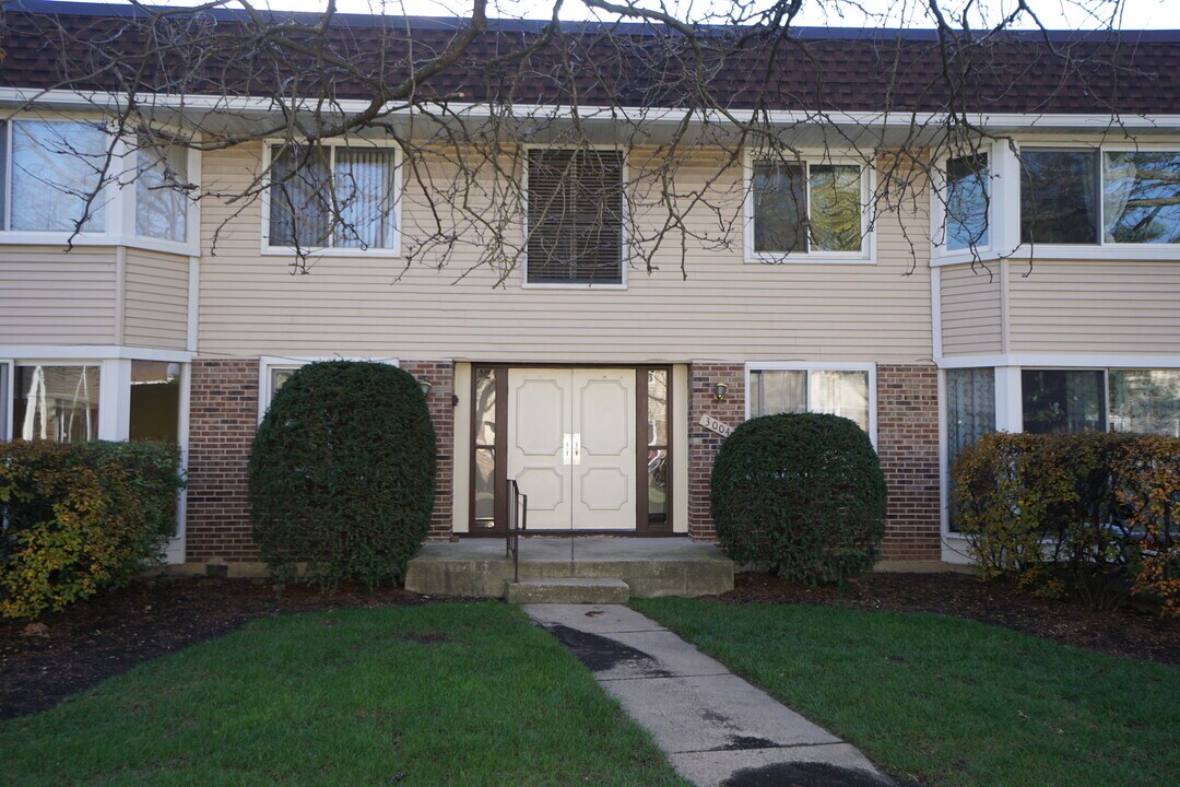 3004 Roberts Dr in Woodridge, IL - Building Photo