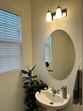 8836 Sheldon Terrace Ln in Elk Grove, CA - Foto de edificio - Building Photo