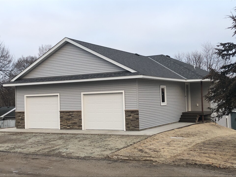 509 W Elm St, Unit B in St. Peter, MN - Building Photo