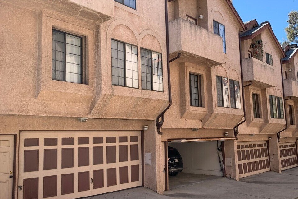 2307 N Cahuenga Blvd in Los Angeles, CA - Foto de edificio