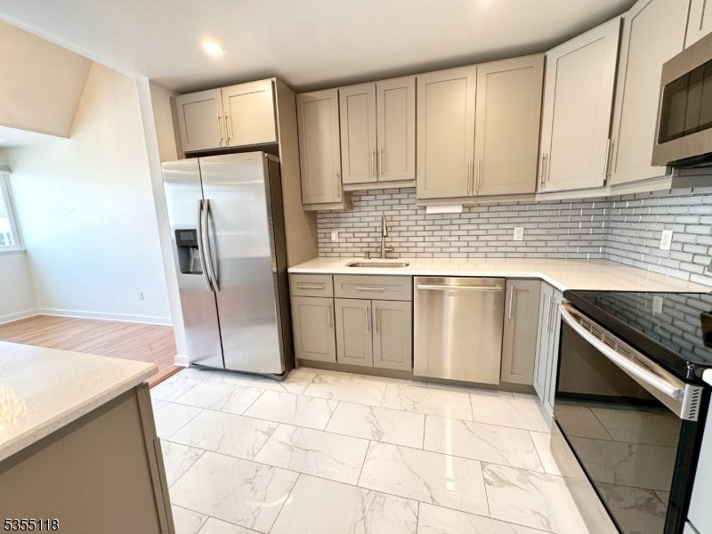 466 Pompton Ave in Cedar Grove, NJ - Building Photo