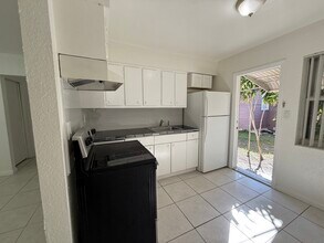 2515 McKinley St, Unit Rear in Hollywood, FL - Building Photo - Building Photo