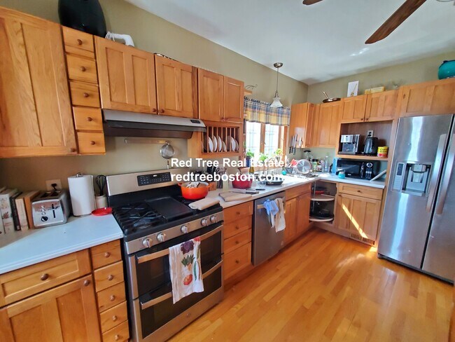 121 Lowell St, Unit 2 in Somerville, MA - Foto de edificio - Building Photo