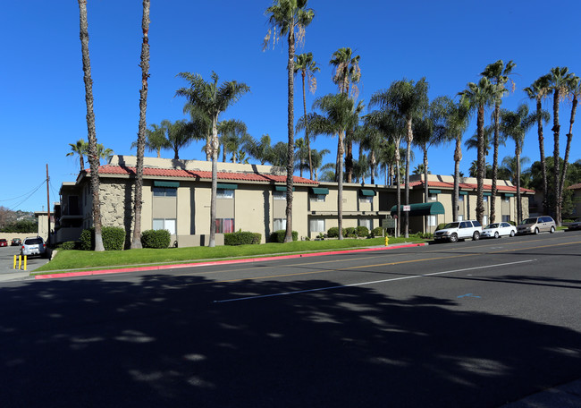 Palm West Apartments in La Habra, CA - Foto de edificio - Building Photo