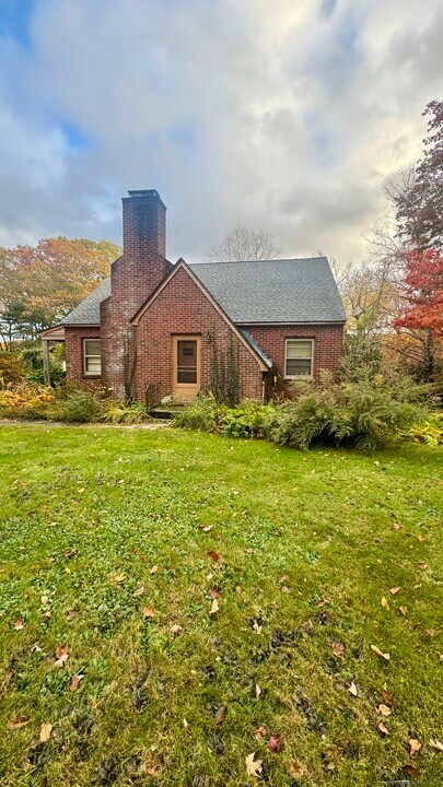 45 Hoppen Rd in New Hartford, CT - Building Photo