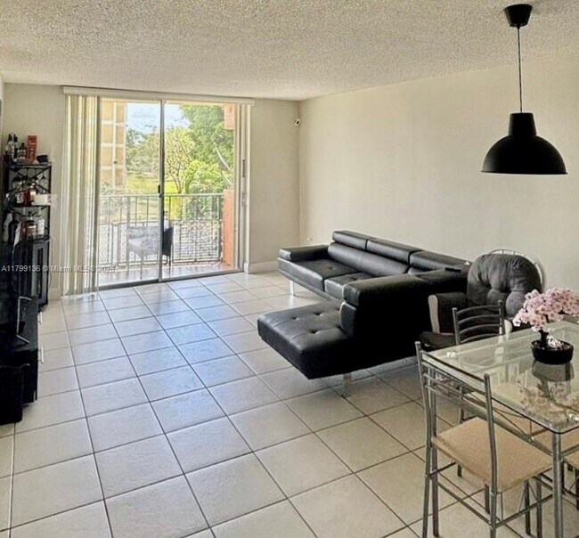 9310 Fontainebleau Blvd in Miami, FL - Building Photo - Building Photo