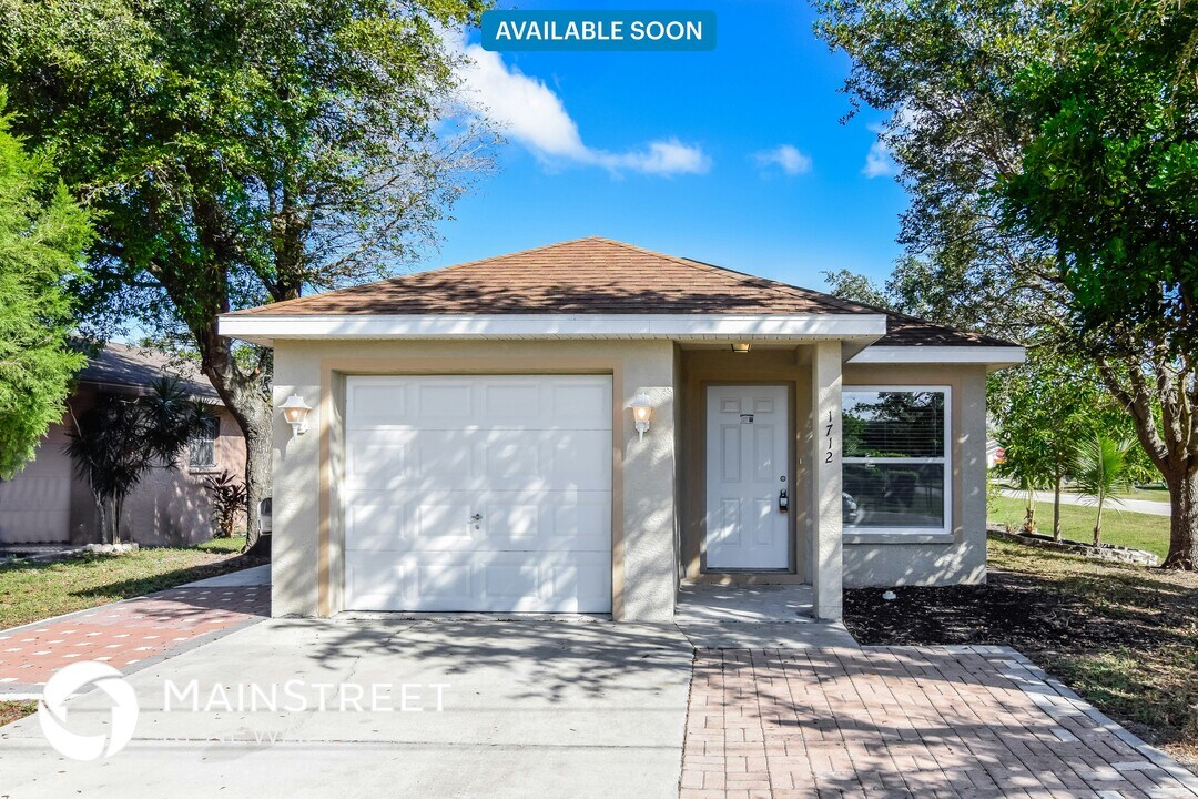 1712 18th St E in Palmetto, FL - Foto de edificio