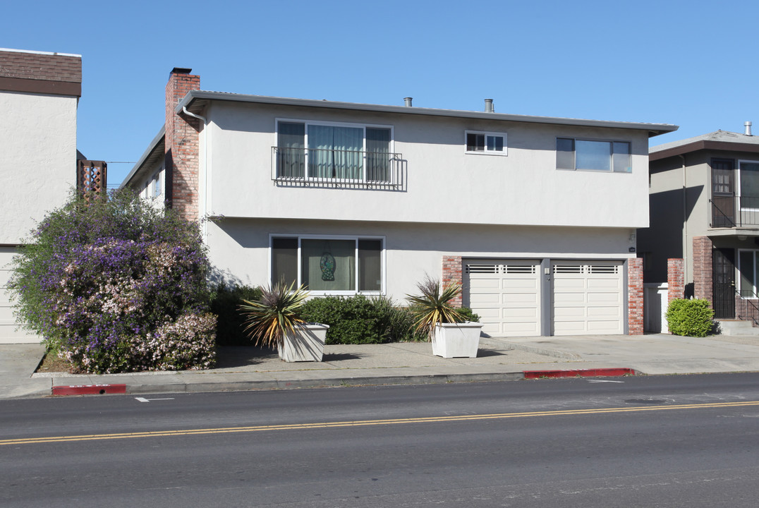 1424 Laurel St in San Carlos, CA - Building Photo