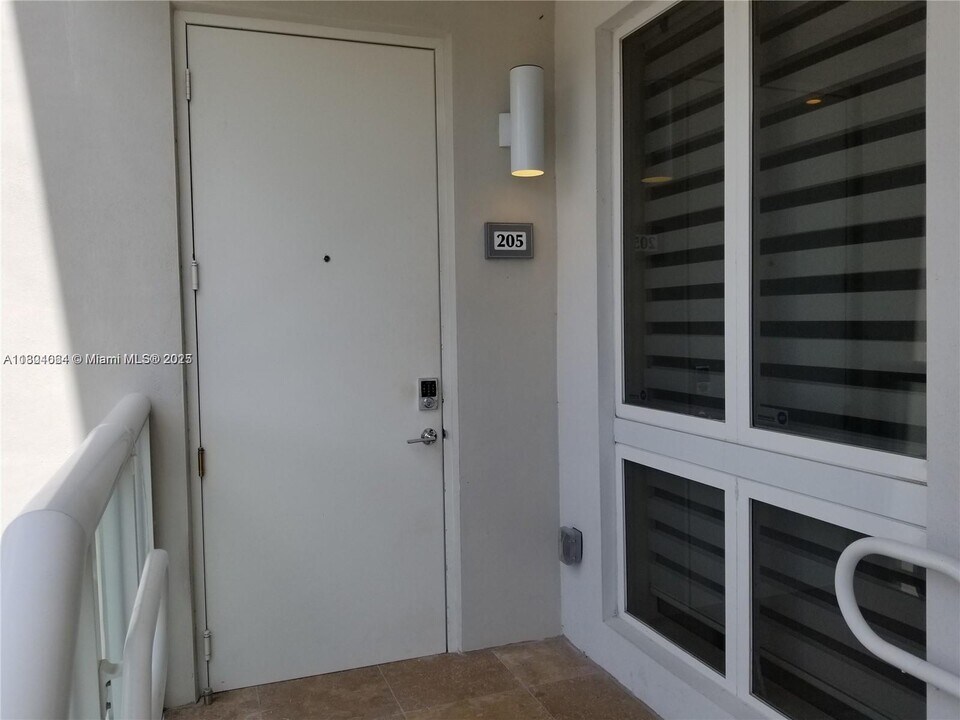 10305 NW 63rd Terrace in Doral, FL - Building Photo