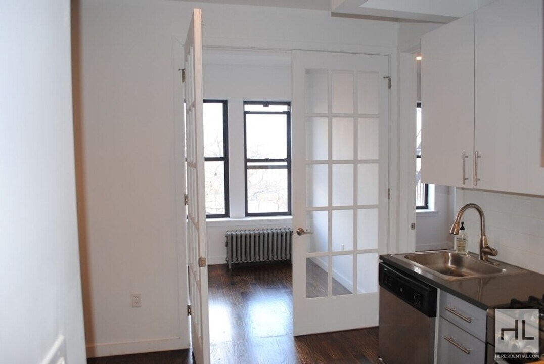 EASTERN PARKWAY / Renovated 2-Bedroom in P in Brooklyn, NY - Building Photo