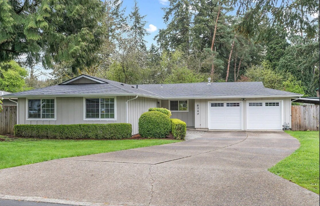 6240 SW Shakespeare St in Lake Oswego, OR - Building Photo