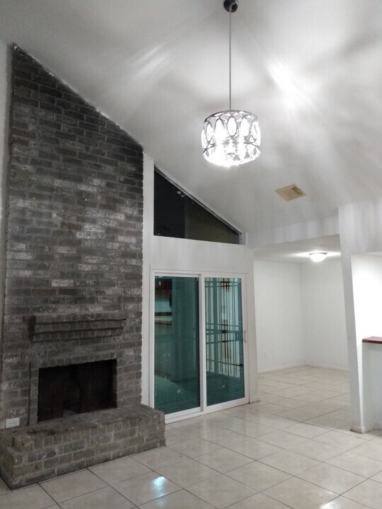 12215 Wild Pine Dr in Houston, TX - Building Photo