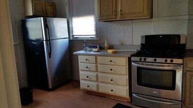 Barry Apartments in Chicago, IL - Building Photo - Interior Photo