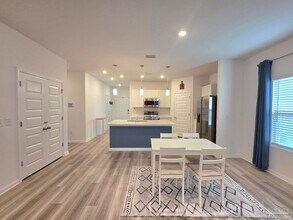 6621 Sun Tree Cir in Bellview, FL - Building Photo - Building Photo