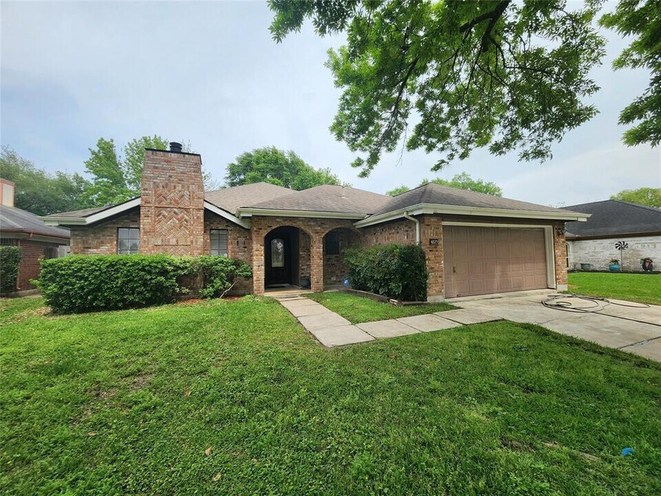 4823 Northfork Dr in Pearland, TX - Building Photo