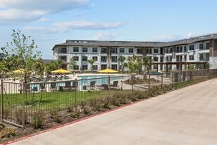 The Grand at Oak Grove in Universal City, TX - Building Photo