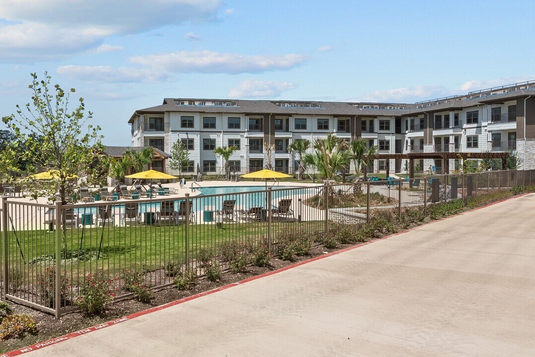 The Grand at Oak Grove in Universal City, TX - Building Photo