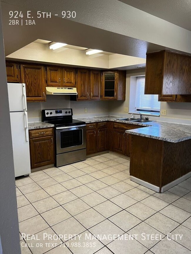 property at 924 E 5th St