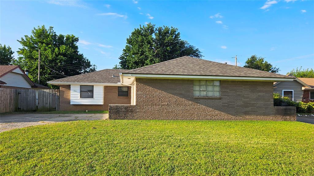 104 Olympic Dr in Moore, OK - Building Photo