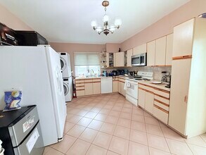 208 Rawson Rd, Unit 3 in Brookline, MA - Building Photo - Building Photo