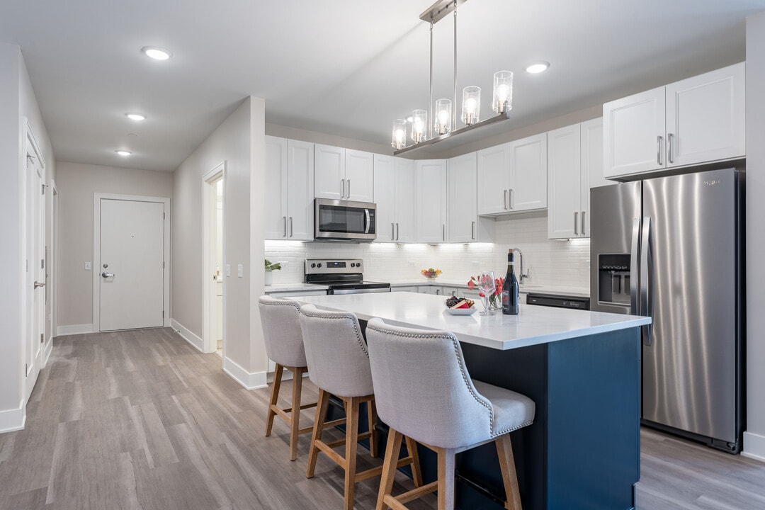 Des Plaines Tower in Des Plaines, IL - Building Photo