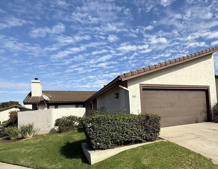 1215 Jamie Loop in Santa Maria, CA - Building Photo