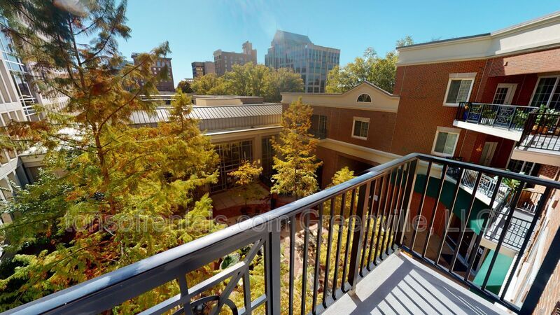 10 E Washington St in Greenville, SC - Building Photo