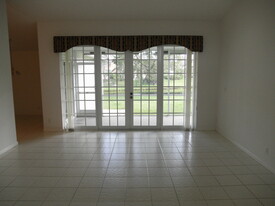 1410 Fairway Cir in Greenacres, FL - Foto de edificio - Building Photo