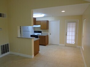 8775 NW 39th St in Sunrise, FL - Building Photo - Building Photo