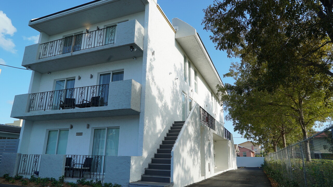 1328 NW 4th St, Unit 6 in Miami, FL - Building Photo