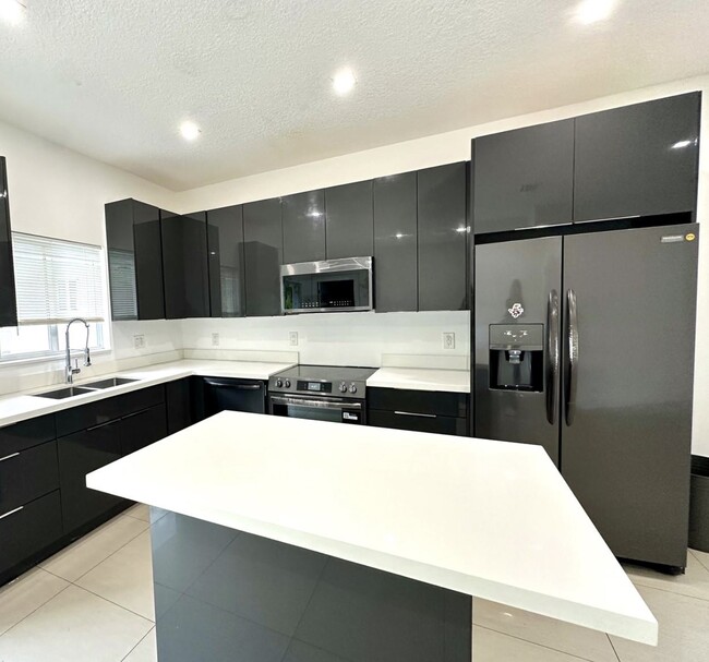 14890 NE 10th Ave in Miami, FL - Foto de edificio - Building Photo