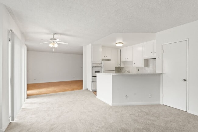 3735 Mentone Ave in Los Angeles, CA - Foto de edificio - Building Photo