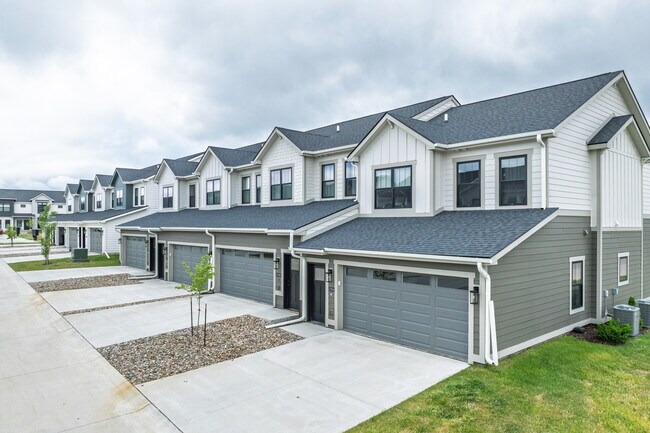 2727-2747 SW 24th Ln in Ankeny, IA - Foto de edificio - Building Photo