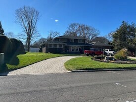 24 Colonial Dr in Waterford, CT - Building Photo