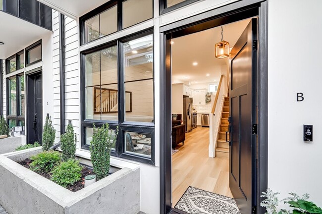 6041 42nd Ave SW in Seattle, WA - Building Photo - Building Photo
