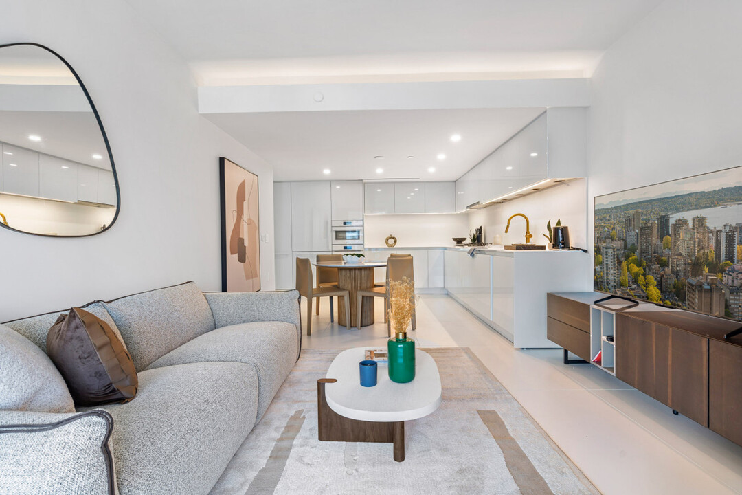 1033 Nelson St in Vancouver, BC - Building Photo