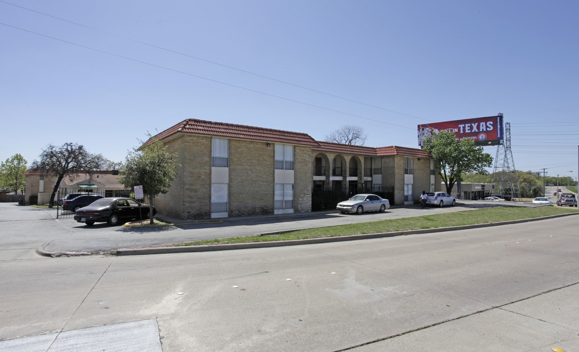 Las Brisas Apartments in Fort Worth, TX - Foto de edificio