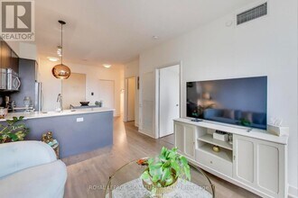 30 Roehampton Ave in Toronto, ON - Building Photo - Building Photo
