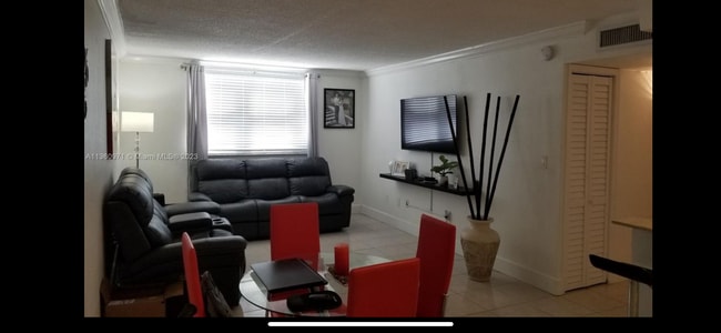 606 W 81st St, Unit Las Estrellas in Hialeah, FL - Foto de edificio - Building Photo