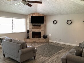 1905 Eastwind Dr in Deer Park, TX - Building Photo - Building Photo