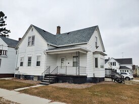 2002 Jefferson St, Unit Upper in Two Rivers, WI - Building Photo