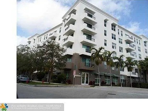 2421 NE 65th St in Fort Lauderdale, FL - Foto de edificio