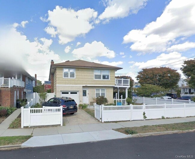 property at 401 W Walnut St