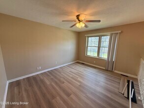 8401 Cloverport Dr in Louisville, KY - Building Photo - Building Photo