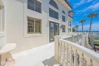 5090 Riverside Dr in Port Orange, FL - Foto de edificio - Building Photo