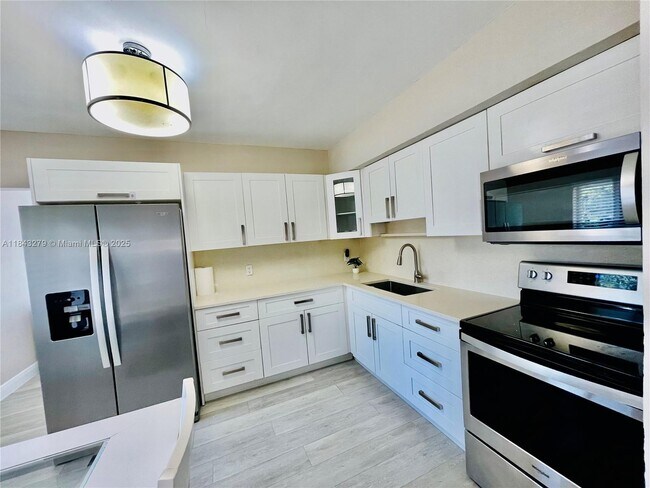 1002 S 27th Ave in Hollywood, FL - Building Photo - Building Photo