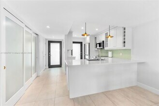 6901 Edgewater Dr in Coral Gables, FL - Foto de edificio - Building Photo