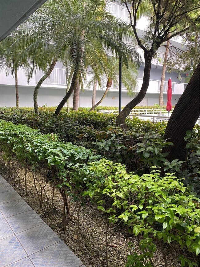 8251 NW 8th St in Miami, FL - Building Photo - Building Photo