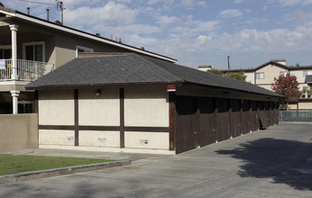 141 W Olive Ave in La Habra, CA - Foto de edificio - Building Photo