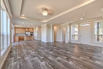 8105 SW River Rd in Hillsboro, OR - Building Photo - Building Photo